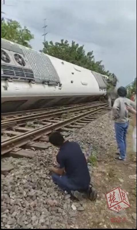 武漢測(cè)試地鐵翻車